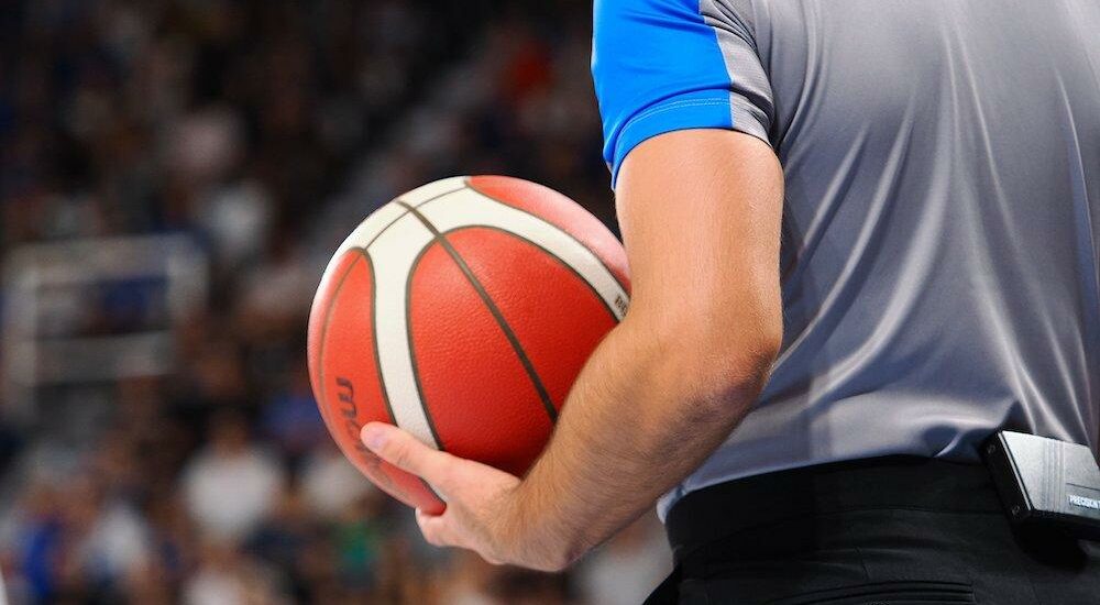 Pallone e arbitro basket