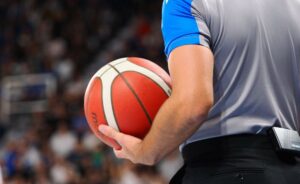 Pallone e arbitro basket