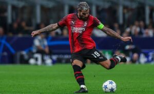 Milan Frosinone, Fedez tifoso speciale: il figlio Leone in campo con Theo Hernandez Milan Frosinone, Fedez tifoso speciale: il figlio Leone in campo con Theo Hernandez