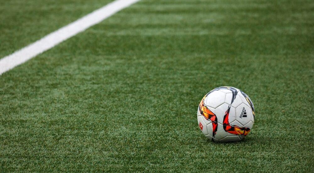 Campo da calcio e pallone - Foto Pexels Creative Commons Zero (CC0)