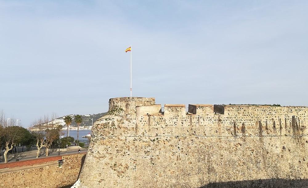 Ceuta, bandiera Spagna - Foto CarlosVdeHabsburgo CC BY-SA 4.0 DEED