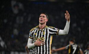 Juventus Napoli, infortunio muscolare per Vlahovic: chiede il cambio Juventus Napoli, infortunio muscolare per Vlahovic: chiede il cambio