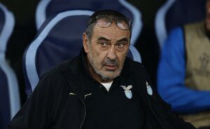 La Lazio vince tra i fischi: Pedro stende il Cagliari in 10, poi Sarri trema per le disattenzioni finali