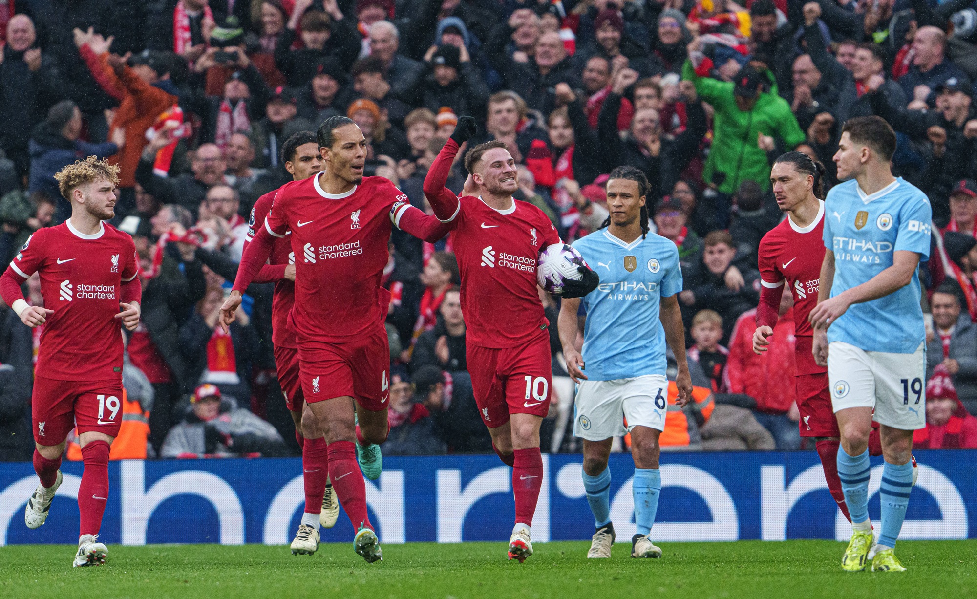 Alexis Mac Allister e l'esultanza con Virgil Van Dijk, Liverpool