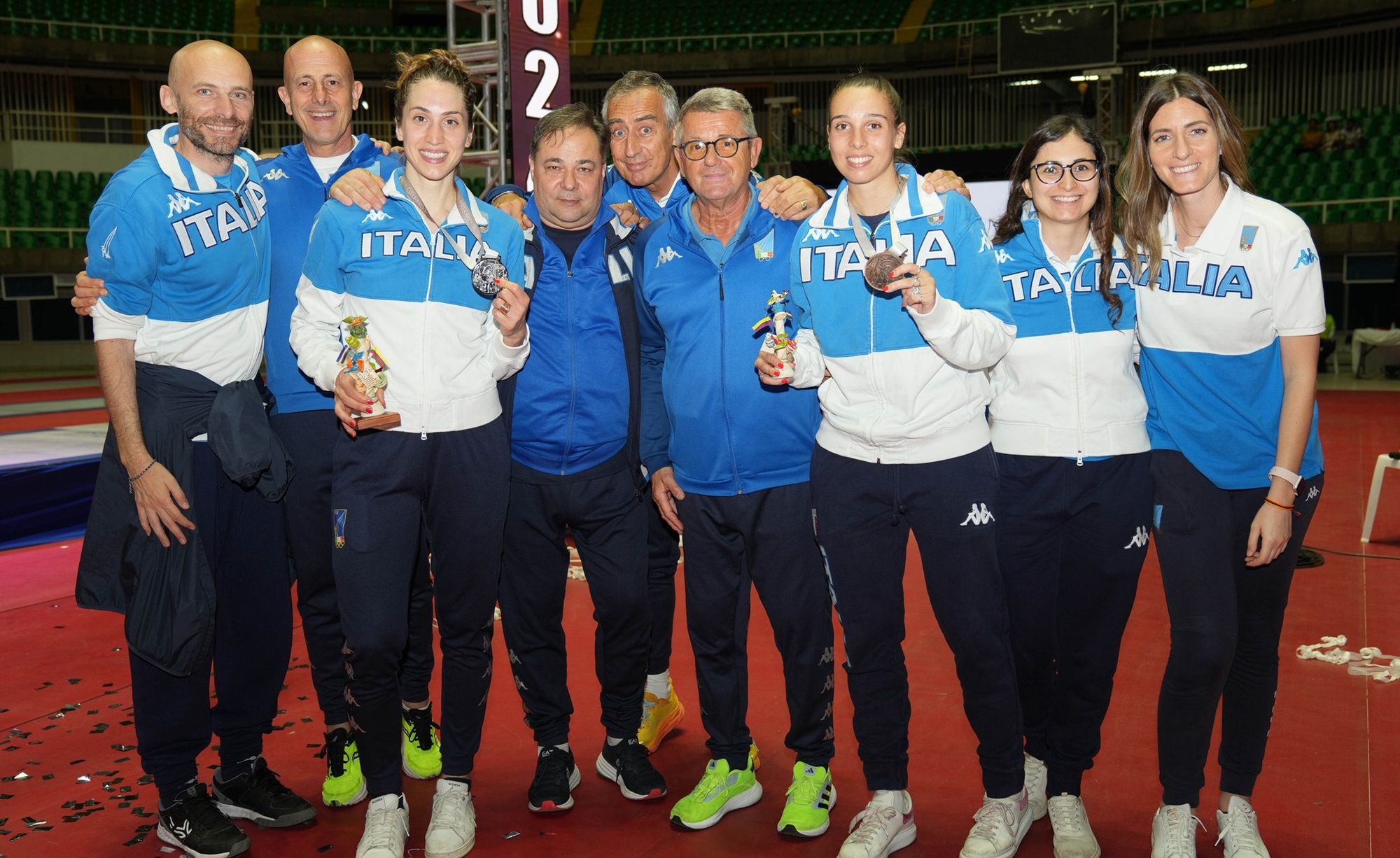 Giulia Rizzi e Federica Isola con lo staff azzurro