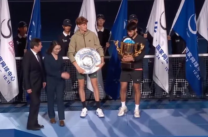 Sinner e Alcaraz alla premiazione del torneo di Pechino