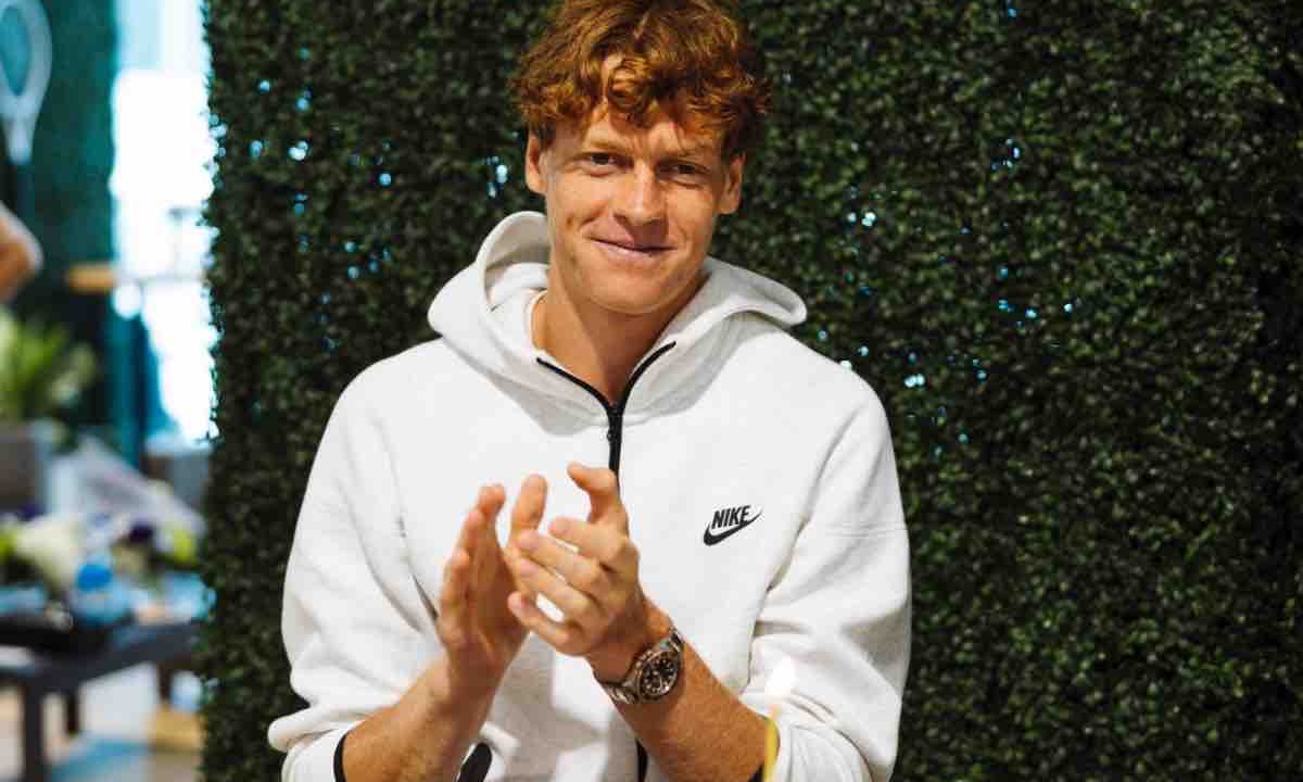 Jannik Sinner applaude