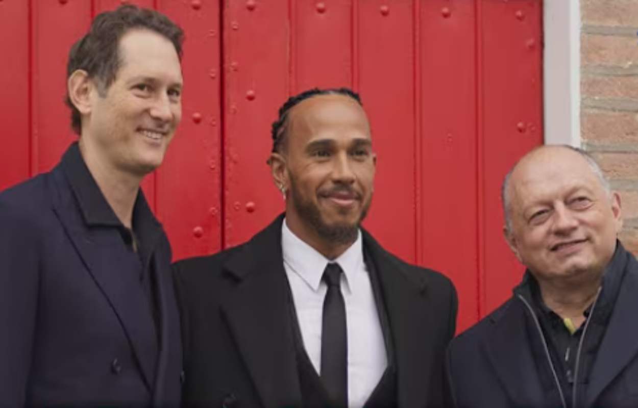 Hamilton a Maranello con John Elkann e Vasseur