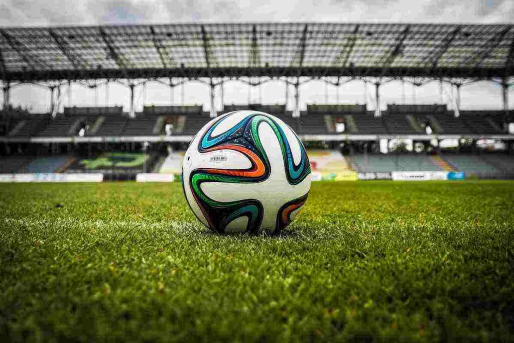 Pallone in uno stadio vuoto