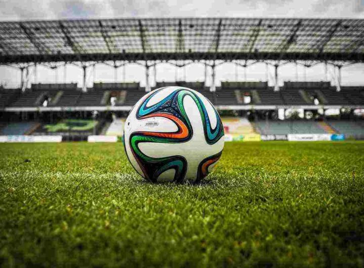 Pallone in uno stadio vuoto