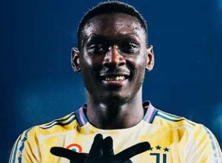 Kolo Muani esulta dopo un gol con la Juve