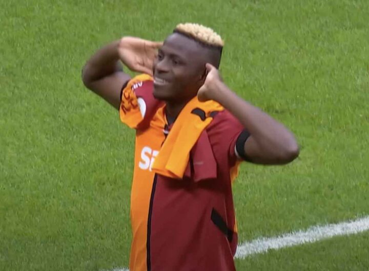 Victor Osimhen esulta con la maglia del Galatasaray