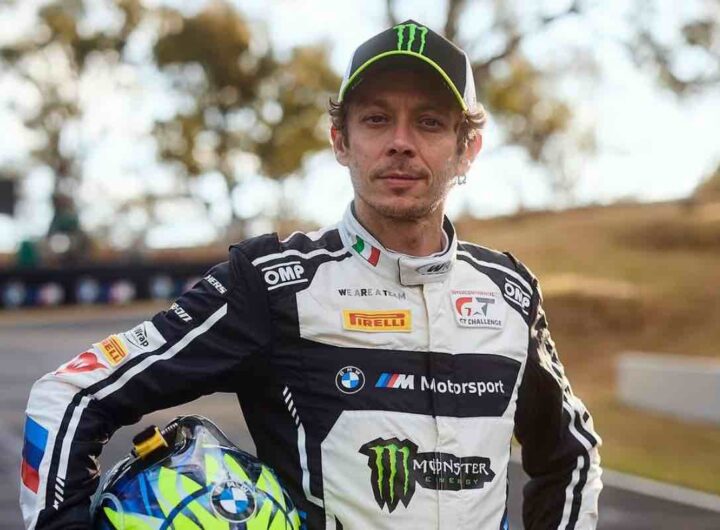 Valentino Rossi con il casco in mano