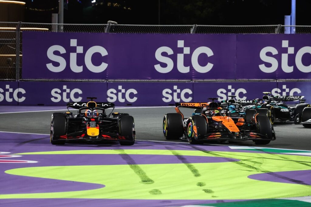 Max Verstappen e Oscar Piastri - Foto Florent Gooden/DPPI/IPA Sport 2