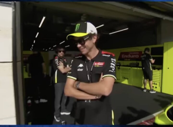 Valentino Rossi sorride ai box