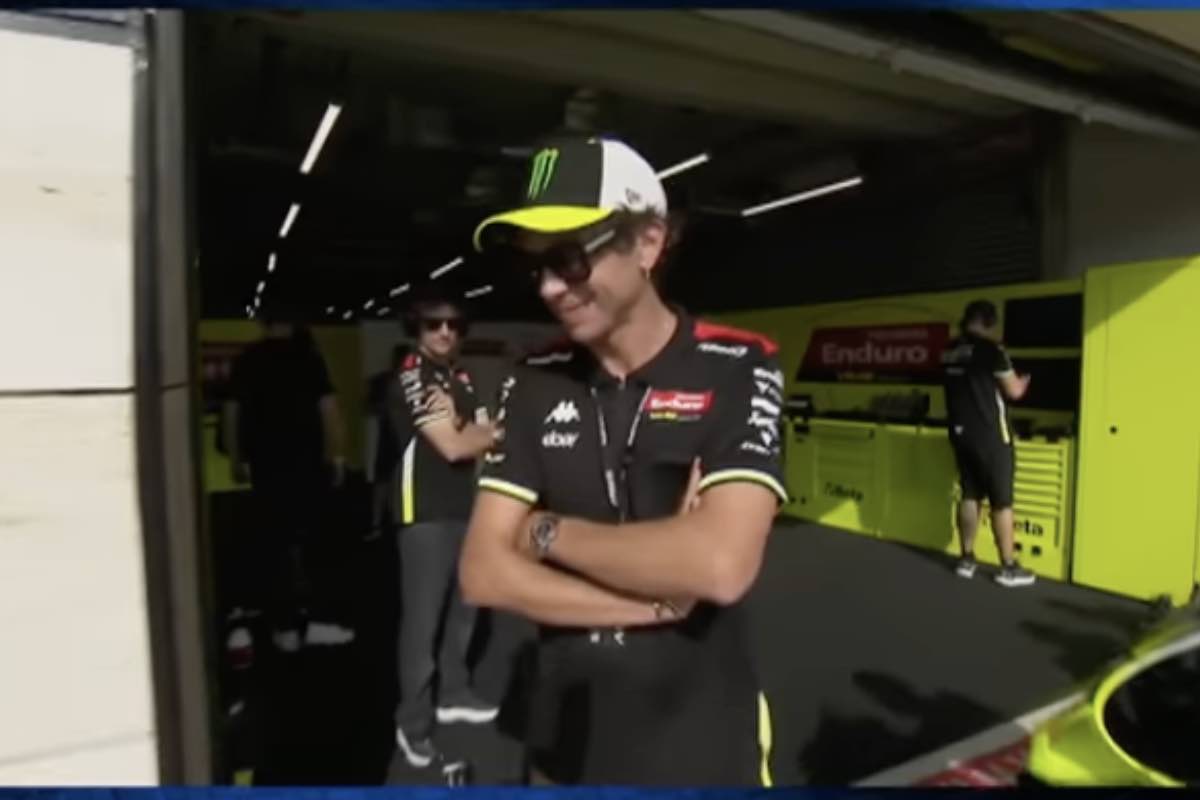 Valentino Rossi sorride ai box