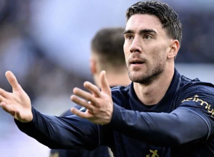 Vlahovic stende le braccia