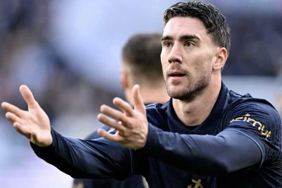 Vlahovic stende le braccia