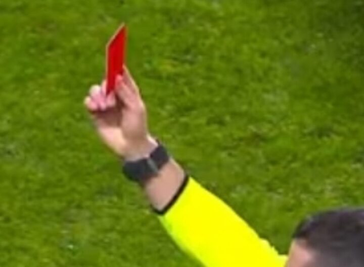 Arbitro estrae cartellino rosso