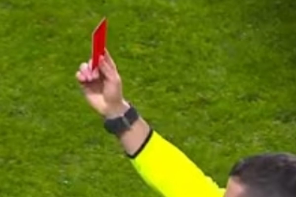 Arbitro estrae cartellino rosso