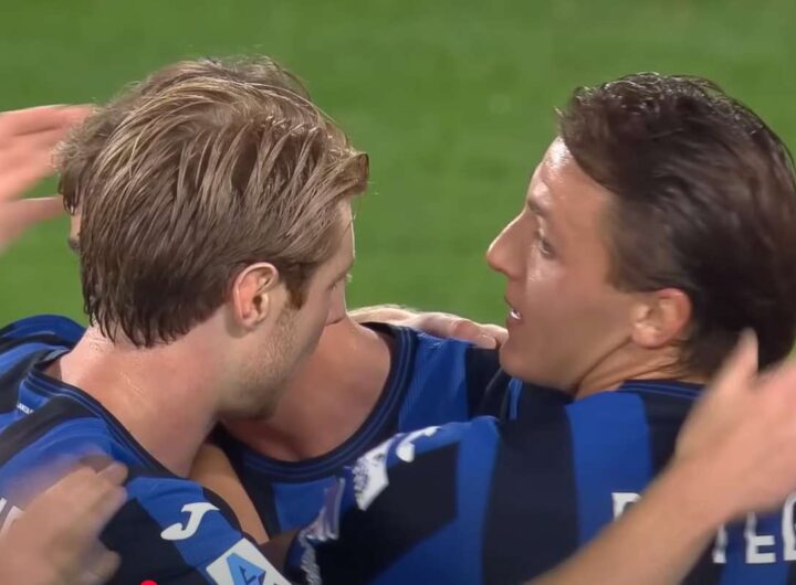 Giocatori Atalanta si abbracciano
