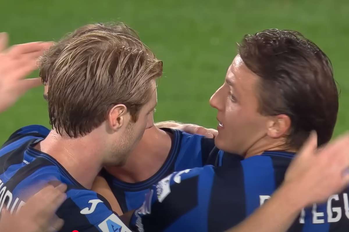 Giocatori Atalanta si abbracciano