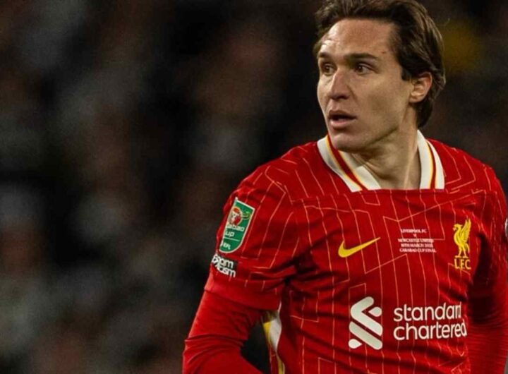 Federico Chiesa in campo con il Liverpool