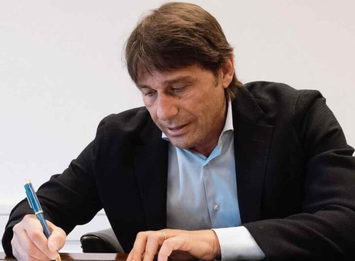 Antonio Conte intento a firmare