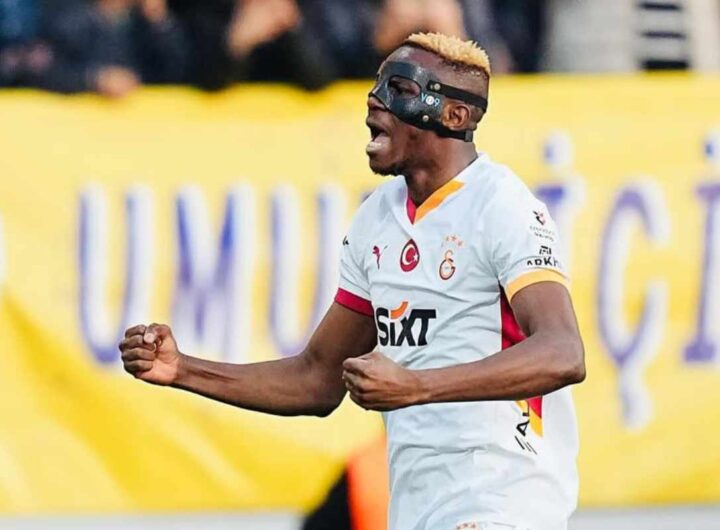 Victor Osimhen esulta dopo un gol con il Galatasaray