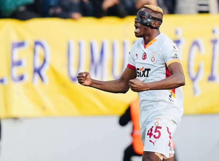 Victor Osimhen esulta