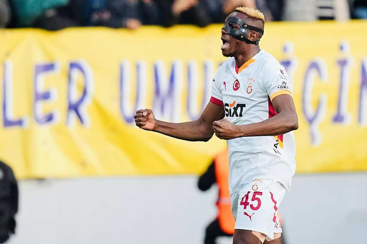 Victor Osimhen esulta