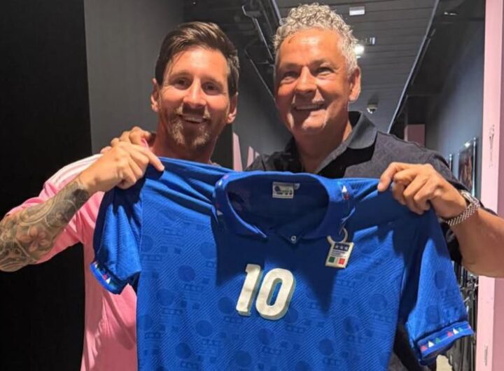 Messi e Baggio sorridenti con una maglietta dell'Italia del Divin Codino