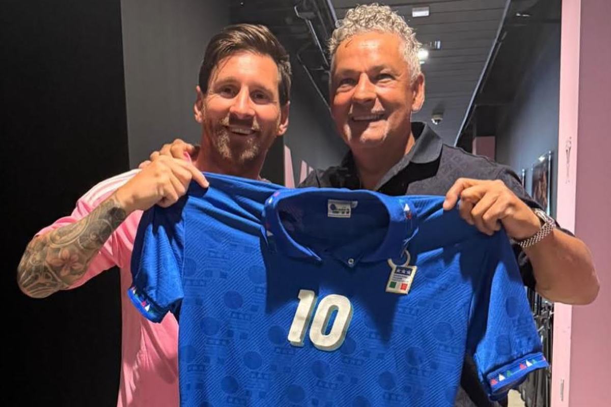 Messi e Baggio sorridenti con una maglietta dell'Italia del Divin Codino