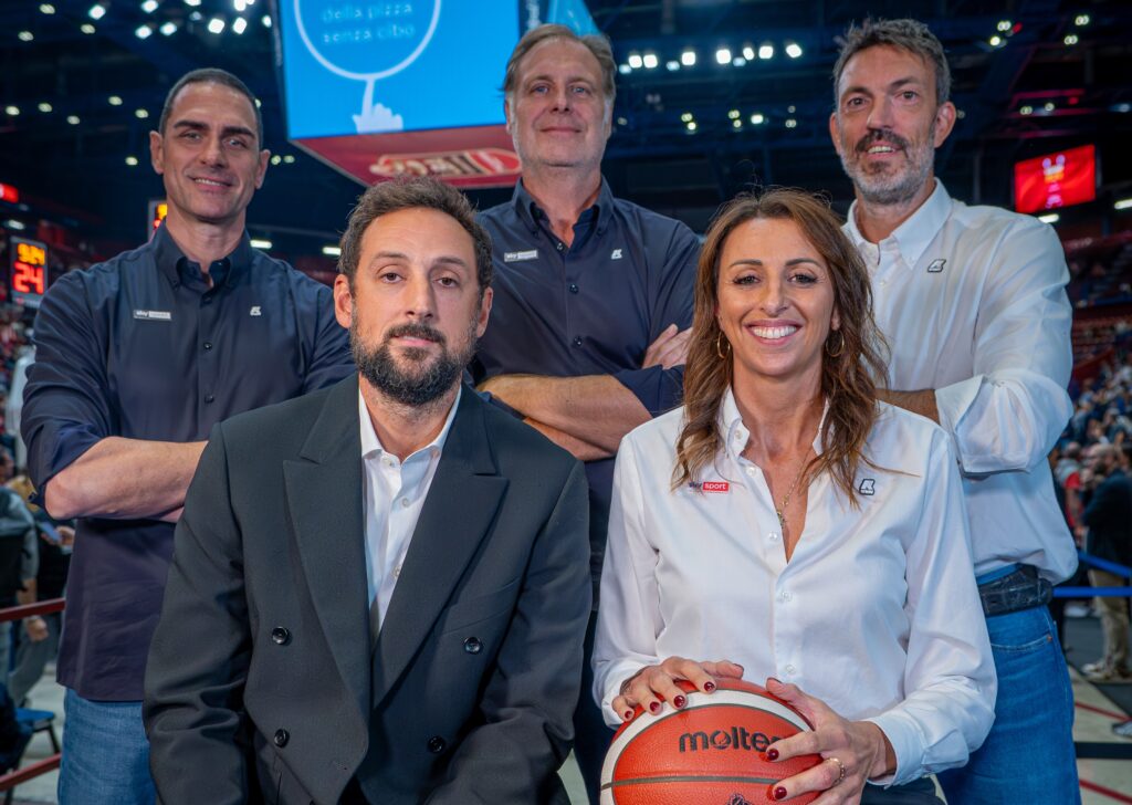 la squadra dei commentatori di Sky Sport Basket. Da sinistra, in alto: Matteo Soragna, Davide Pessina, Andrea Meneghin, Marco Belinelli, Chicca Magni