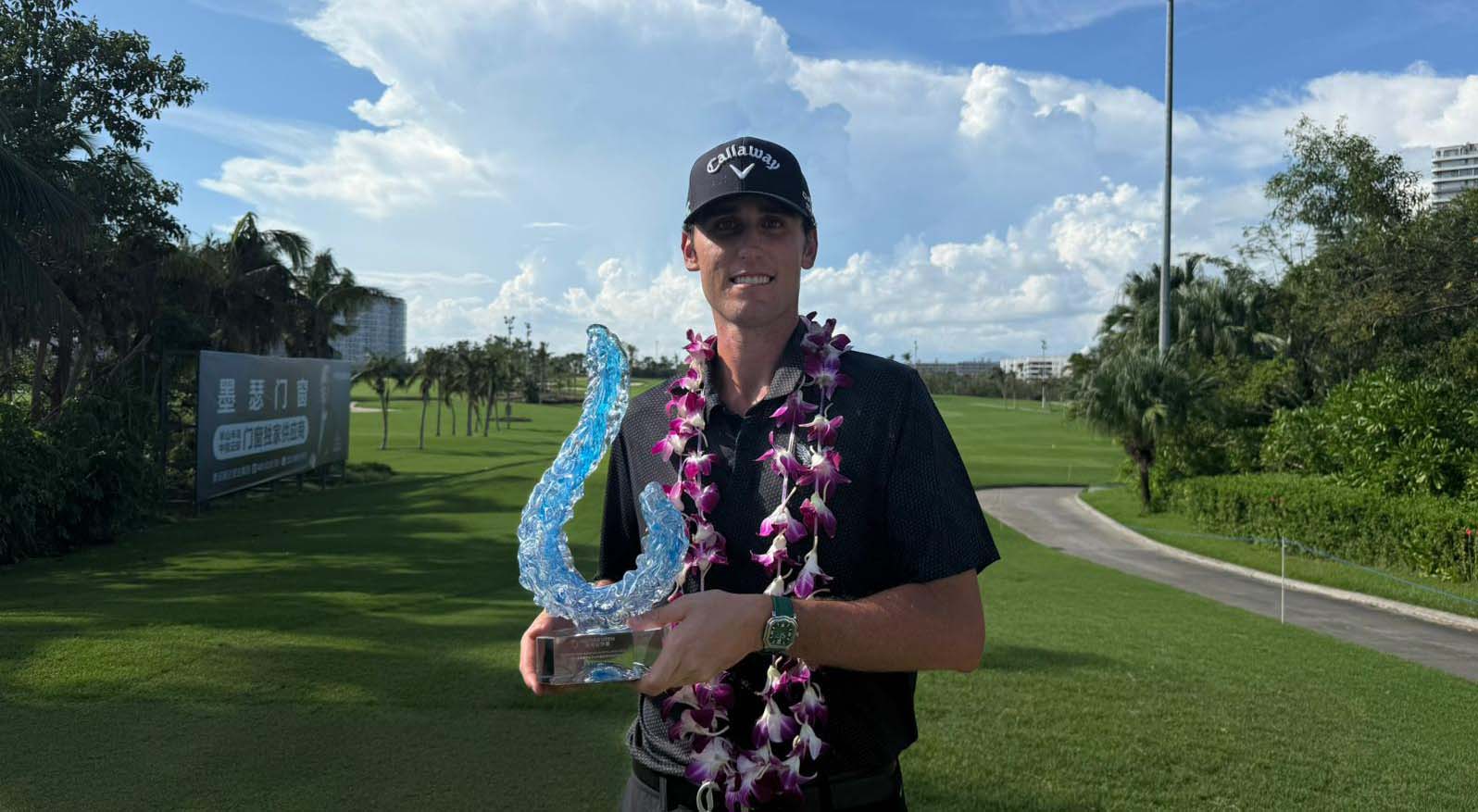 Renato paratore con il trofeo