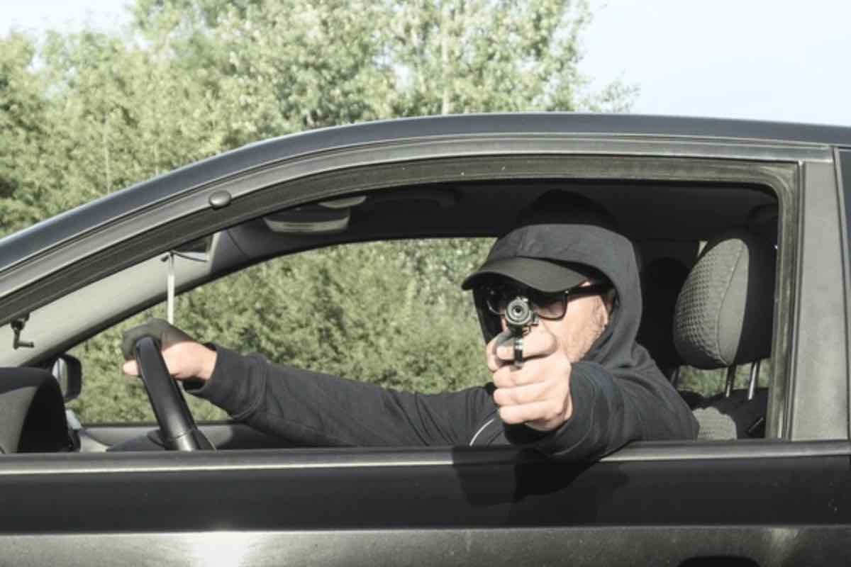 Spari contro ciclisti