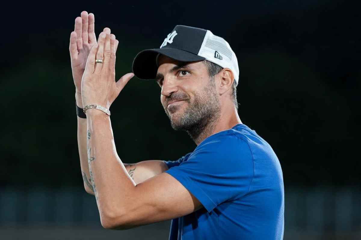 Cesc Fabregas applaude