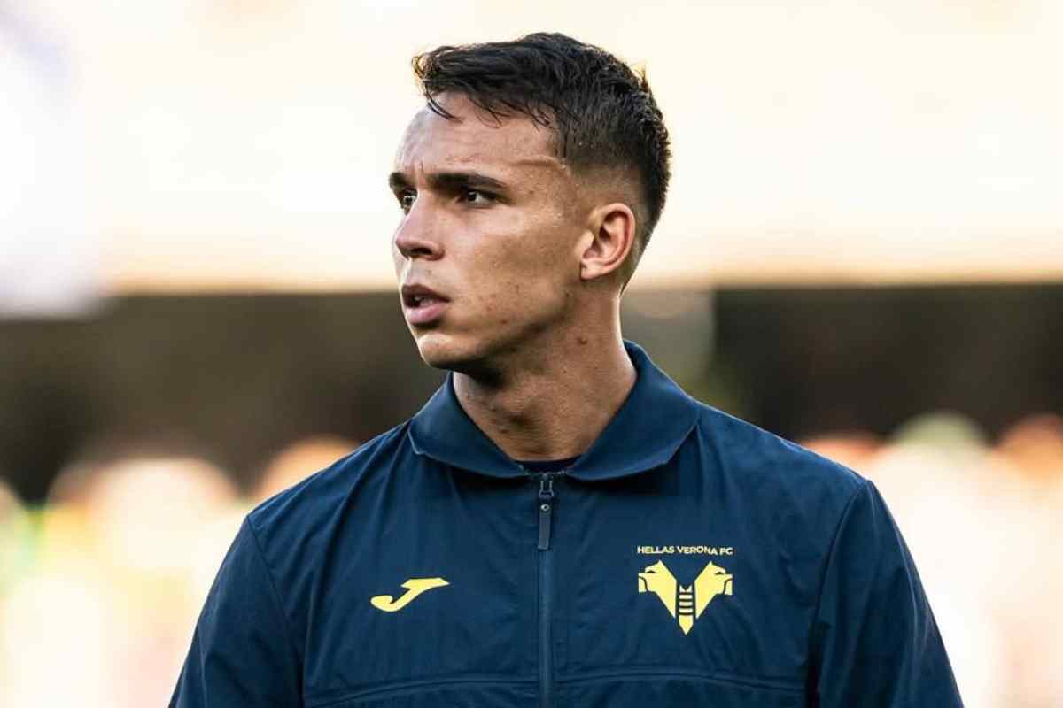 Giovane in campo con il Verona
