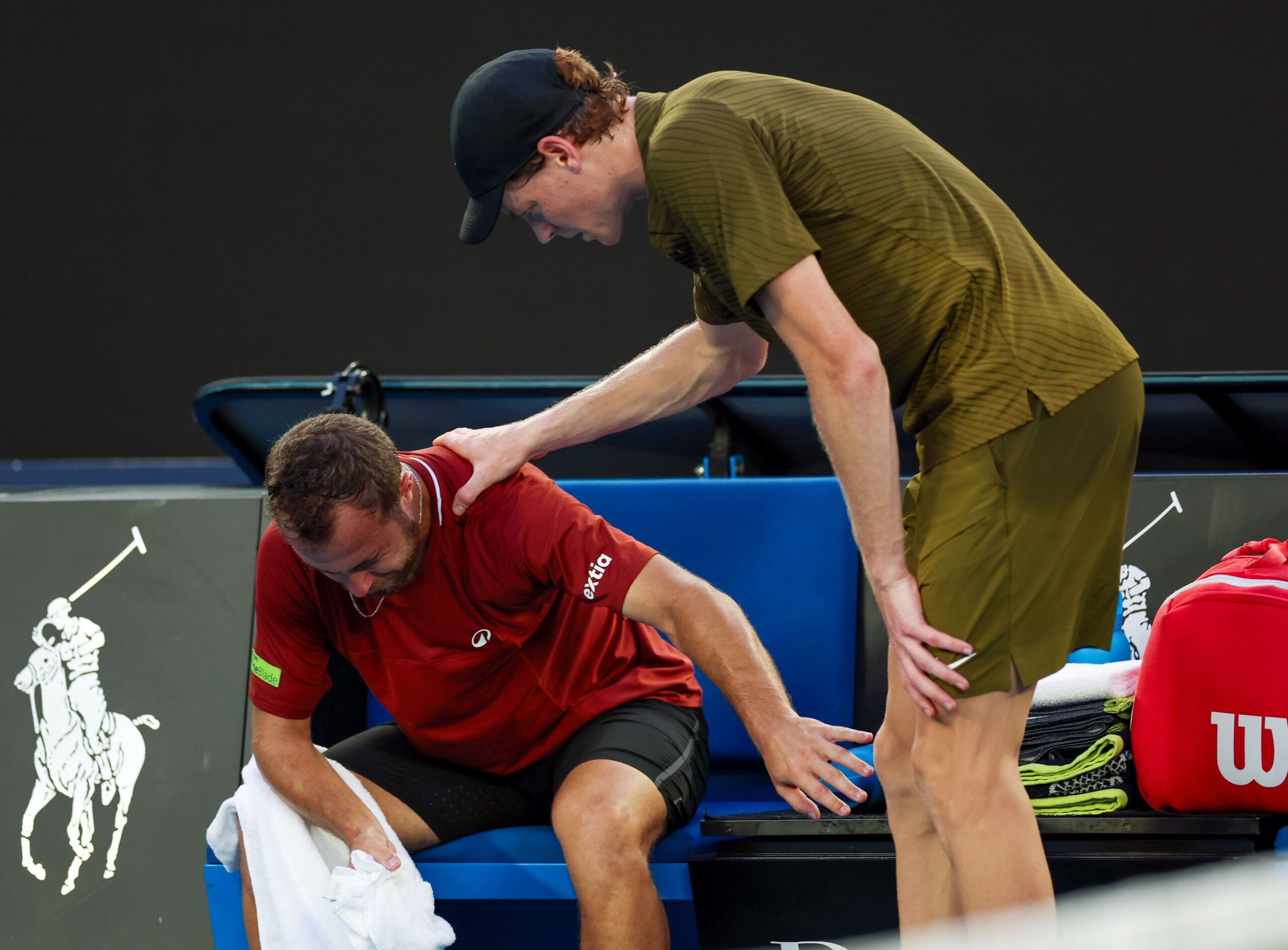 Australian Open, Gaston piange dopo il ritiro e Sinner va in soccorso a consolarlo, grande gesto di fair Play