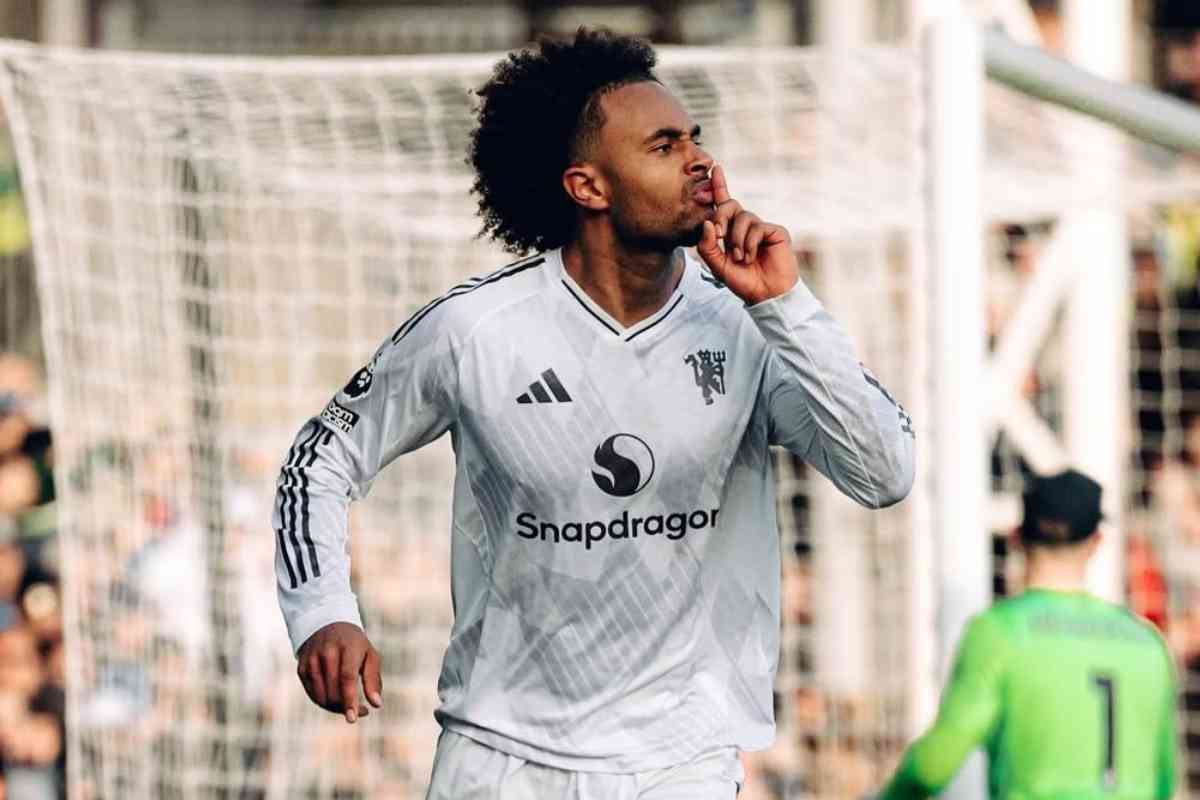 Joshua Zirkzee si porta il dito sulla bocca dopo un gol