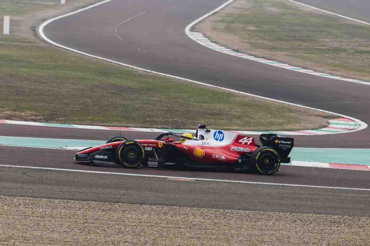 La mattinata ha visto Charles Leclerc prendersi la scena al volante della Ferrari. Il monegasco, utilizzando pneumatici a mescola media, ha fermato il cronometro sull’1:16.653, tempo che gli ha consentito di avvicinare il riferimento della settimana di George Russell. Il monegasco ha messo insieme 78 giri. Alle sue spalle Oscar Piastri che ha portato la McLaren in seconda posizione con un 1:17.446, dopo ben 80 tornate, mentre Max Verstappen ha chiuso terzo in 1:18.285, lavorando sui long run. Buoni riscontri anche a centro gruppo, con Haas ed Alpine in forma.