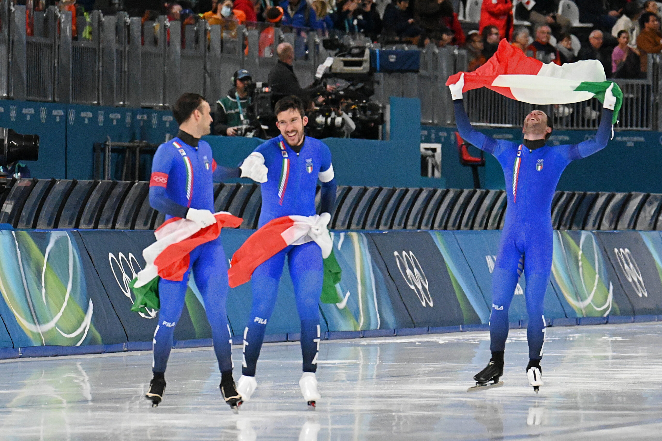 Milano, Giochi Olimpici Milano Cortina 2026 L'Italia vince la medaglia d'oro nello speed skating. Gli azzurri sul podio.