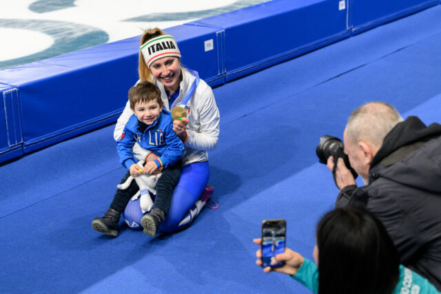 Cortina, Olimpiadi Invernali Milano Cortina 2026 L'Italia vince la prima medaglia d'oro Francesca Lollobrigida trionfa nel pattinaggio velocità 3000mt