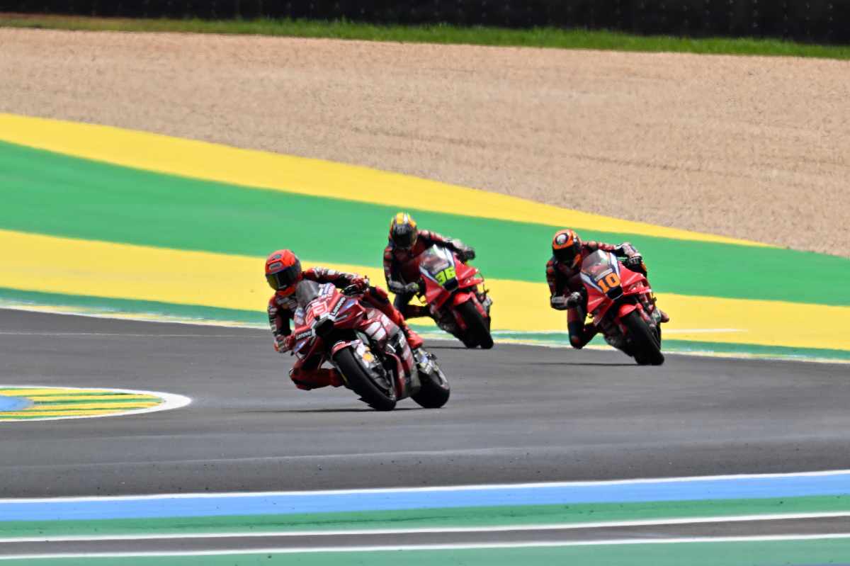 MotoGP Marquez vince la sprint, gara ritardata per una buca (1)