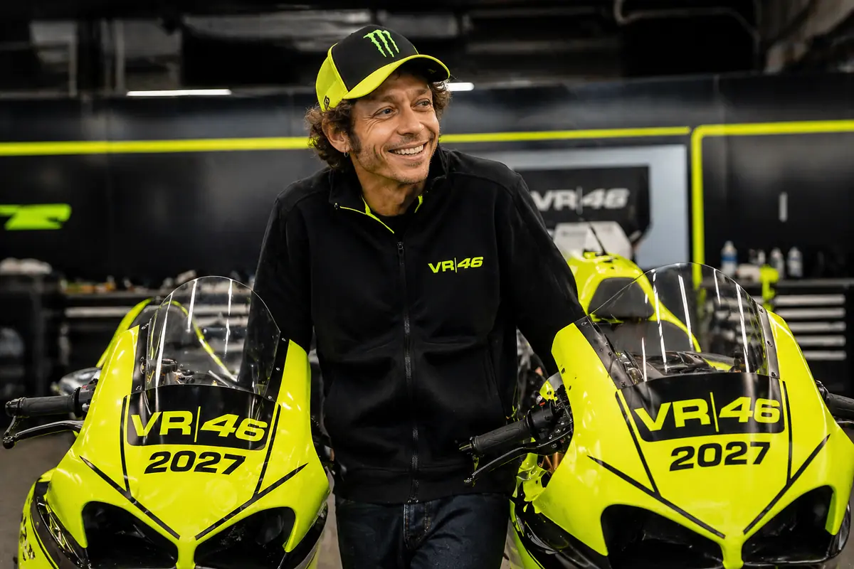 Valentino Rossi con le moto del team VR46 per il 2027, immagine creata con intelligenza artificiale
