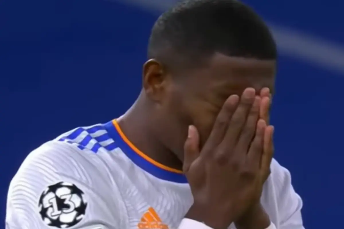 David Alaba con le mani sul volto