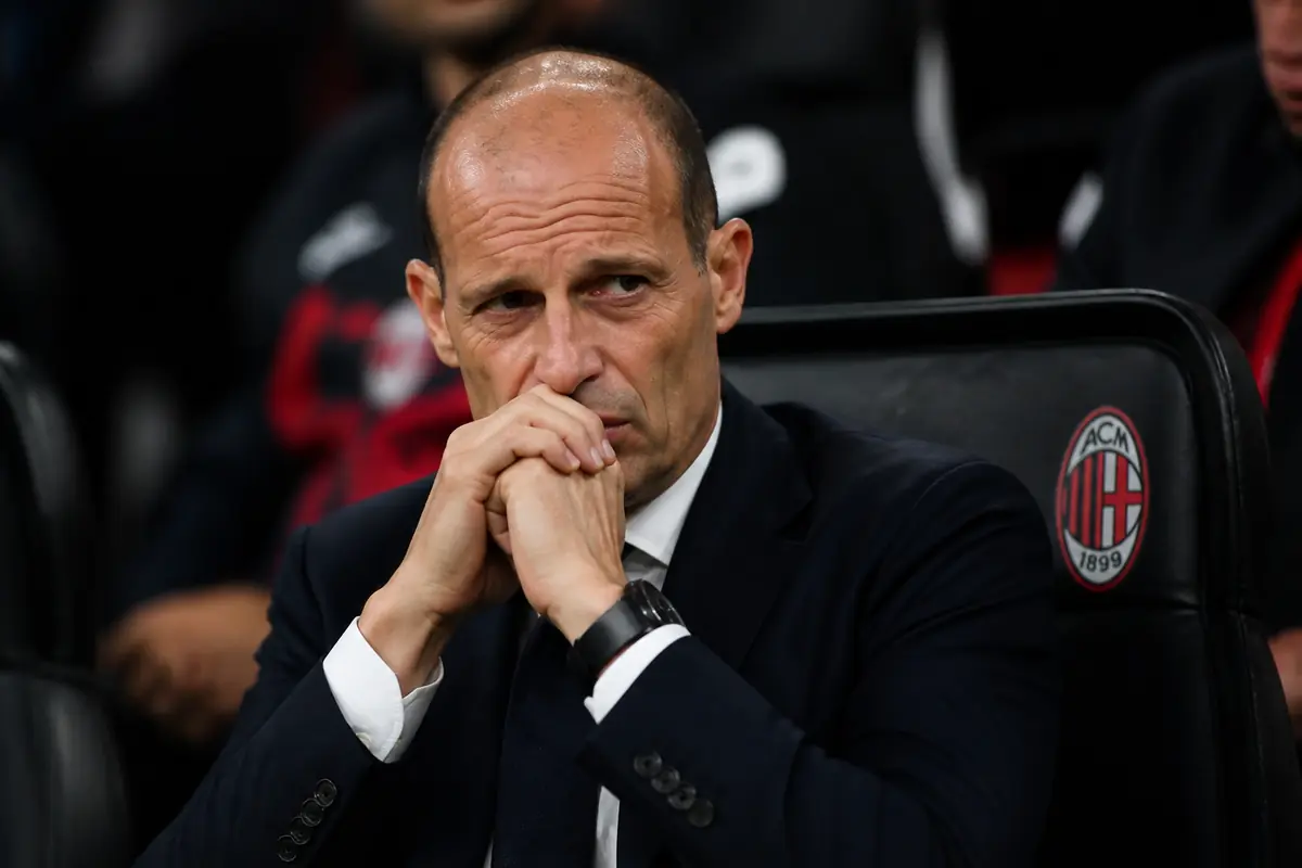 Allegri, allenatore del Milan, con lo sguardo preoccupato