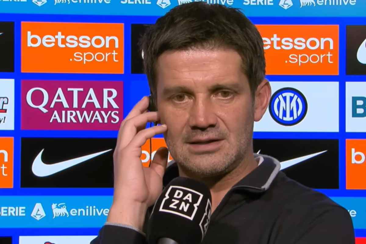 Chivu, allenatore dell'Inter, risponde alle domande del giornalista di Dazn