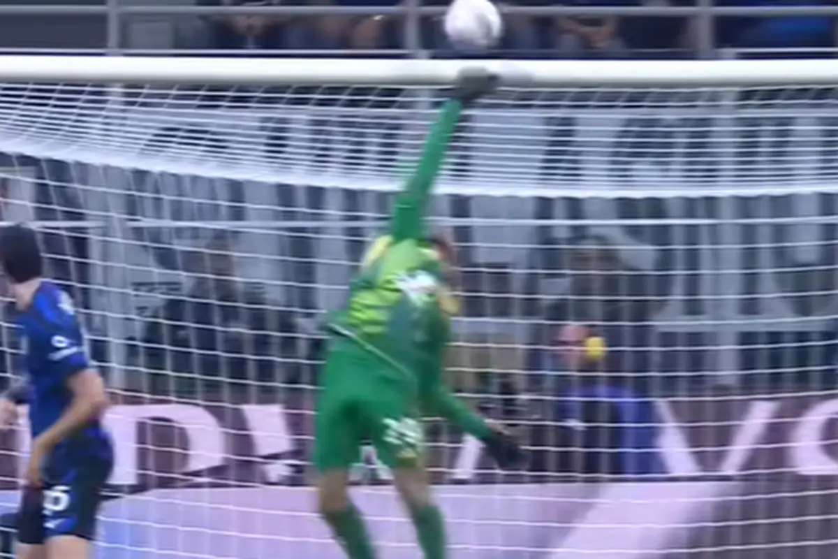 Parata di Di Gregorio su Barella durante Inter-Juventus