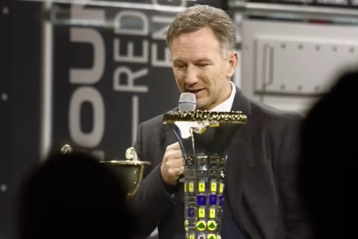 Horner durante una conferenza stampa mentre parla al microfono